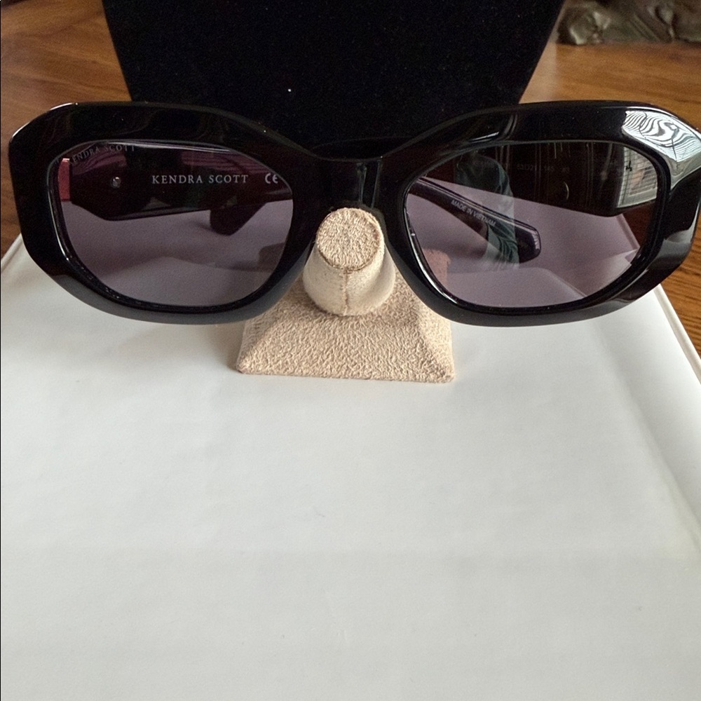 🕶️KendraScottNewStyleSunglassesRectangularModernFaceted FrontGemstonesOnSidesNWT - Picture 2 of 10